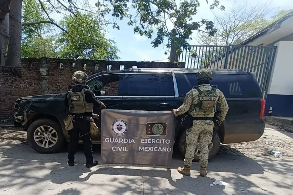 SSP y Sedena aseguraron un barret, tres fusiles, cargadores y municiones en Apatzingán. La operación incluyó una Suburban robada y un chaleco táctico con leyendas criminales.