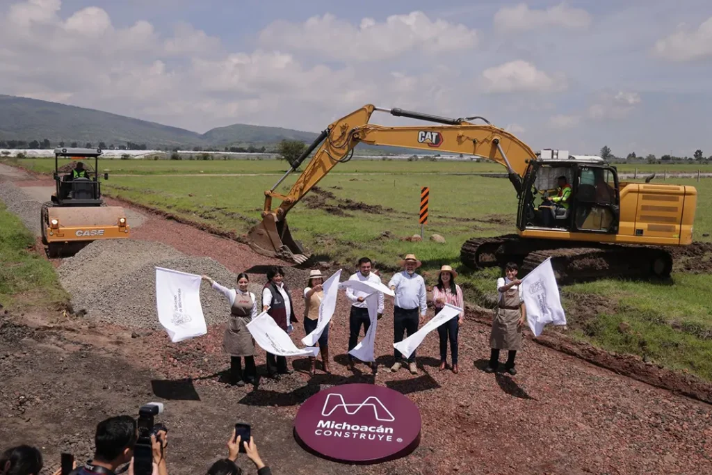 El gobernador Alfredo Ramírez Bedolla arrancó la construcción de la avenida de acceso a la UTOM, una obra que resolverá problemas históricos de movilidad y conectividad.
