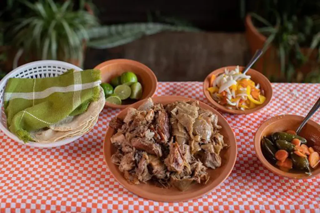 Las carnitas de Michoacán, calificadas como el mejor platillo de cerdo en el mundo, ya cuentan con marca de certificación oficial que garantiza su calidad y autenticidad.