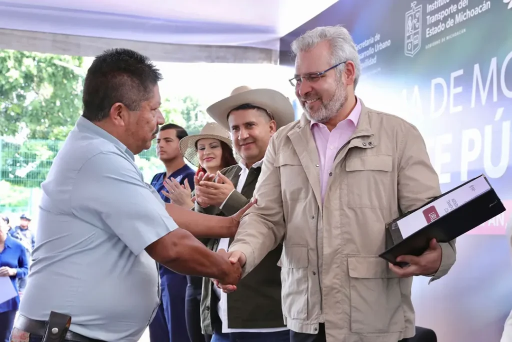 El gobierno estatal entregará 80 nuevas unidades a transportistas de Uruapan en octubre como parte de la renovación del sistema de transporte urbano.