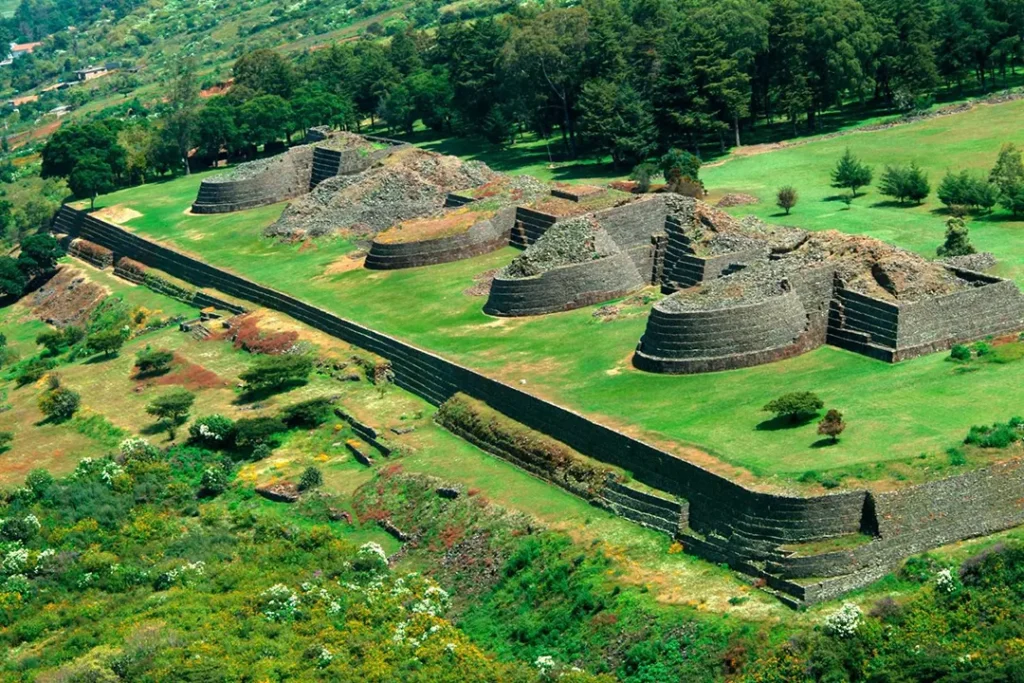 Michoacán preserva zonas arqueológicas como Las Yácatas y Tingambato, que integran historia, cultura y turismo en rutas junto a los Pueblos Mágicos del estado.