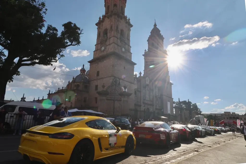 La 75ª Carrera Panamericana vivió una jornada intensa en Morelia: un accidente dejó ocho lesionados en Mil Cumbres y Cordero‑Hernández asumieron el liderato.