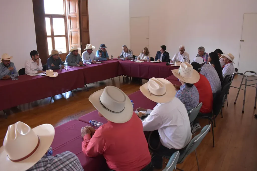 El Gobierno de Michoacán y autoridades federales acordaron una mesa de trabajo con productores del campo para atender sus demandas y fortalecer el sector agrícola estatal.