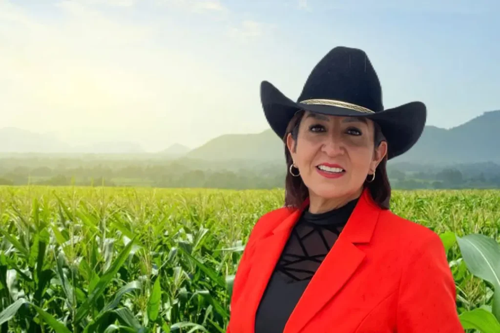 mujer en sembradío de maíz