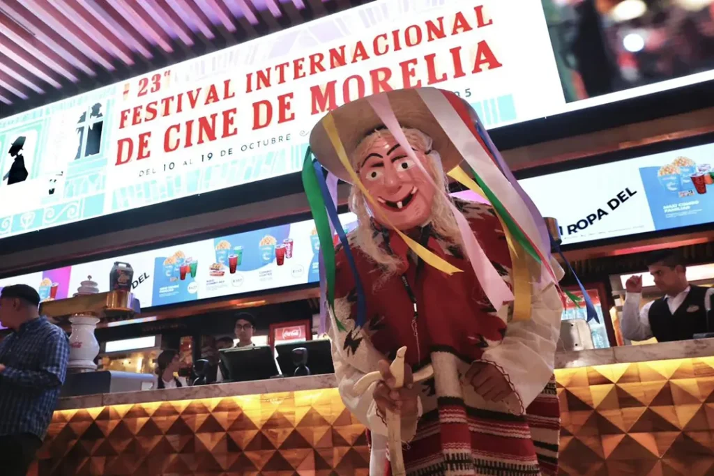 Morelia se convierte en capital del cine gracias al FICM 2025. En el Centro Histórico, entre alfombras rojas y proyecciones, el público participa como parte del elenco.