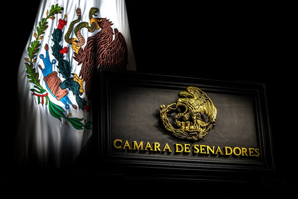 El Senado aprobó la reforma constitucional en materia electoral con mayoría calificada. El proyecto incluye cambios en ayuntamientos, límites presupuestales y salarios de autoridades electorales, y fue enviado a la Cámara de Diputados tras un debate con posturas divididas entre las fuerzas políticas.