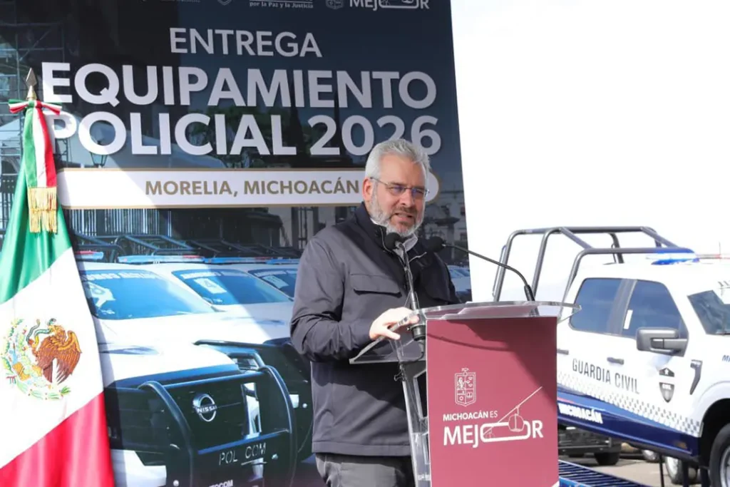 Bedolla exhorta a municipios a priorizar la seguridad vial sin multas y entrega nuevo equipamiento policial en Michoacán.