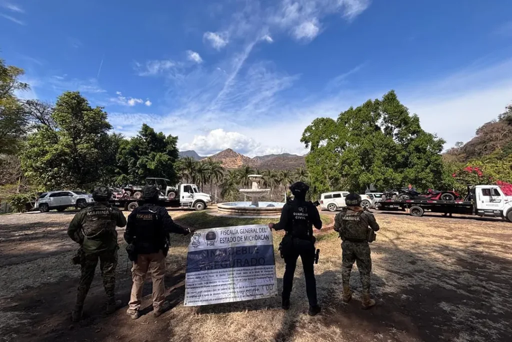 Cateo realizado en Jungapeo, Michoacán, donde autoridades estatales y federales aseguraron armas, narcóticos y vehículos.
