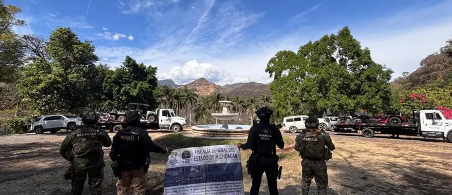 Cateo realizado en Jungapeo, Michoacán, donde autoridades estatales y federales aseguraron armas, narcóticos y vehículos.