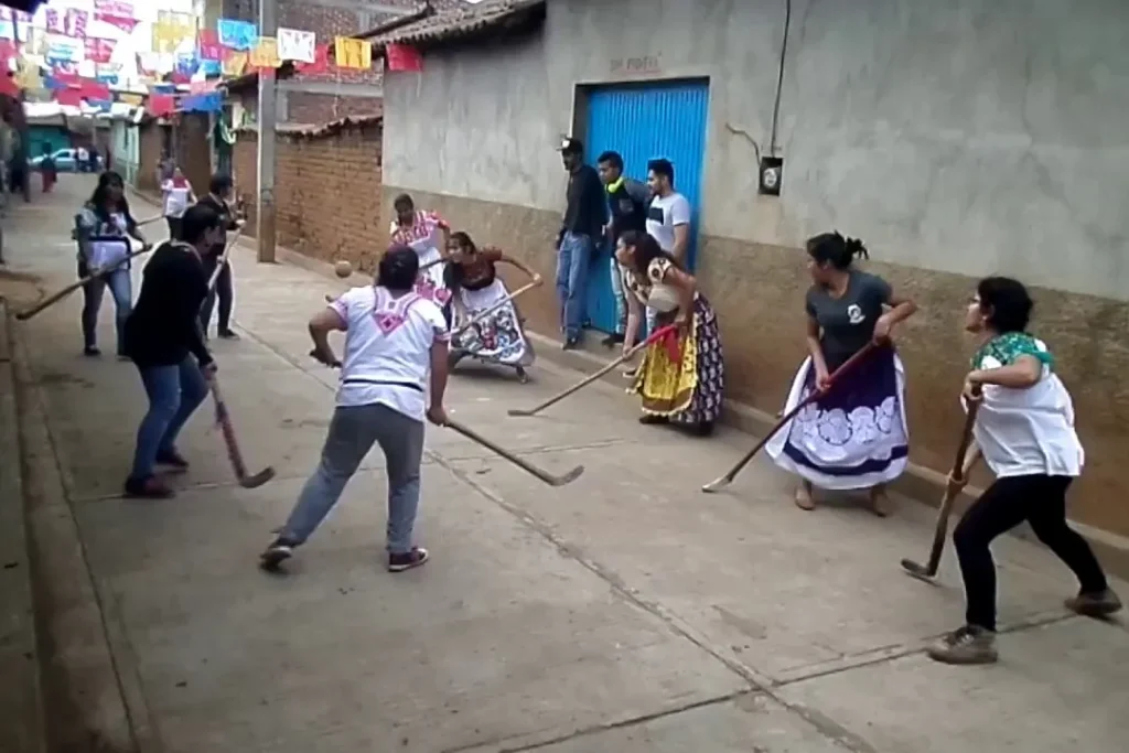 Pátzcuaro ofrece un taller de Uarhukua Ch’anakua, juego ritual purépecha, en el Centro Cultural Antiguo Colegio Jesuita, dirigido a infancias de 10 a 15 años.