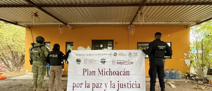 Operativo de la SSP y FGE durante cateos en Apatzingán, Michoacán.