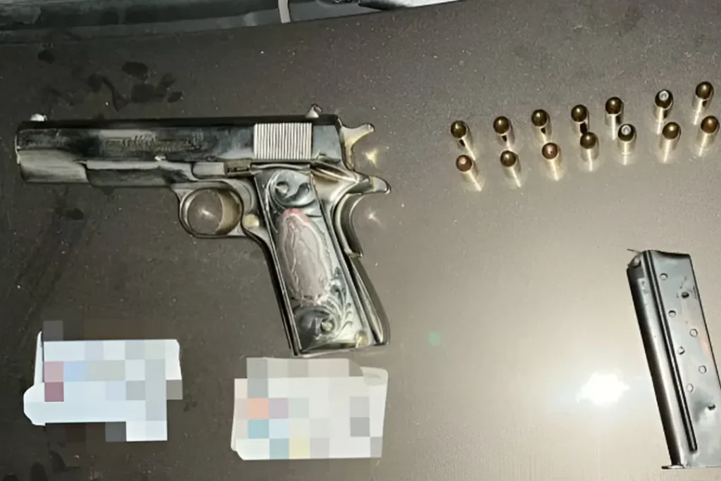 Operativo de seguridad en Michoacán donde autoridades aseguraron armas de fuego y realizaron detenciones en distintos municipios.