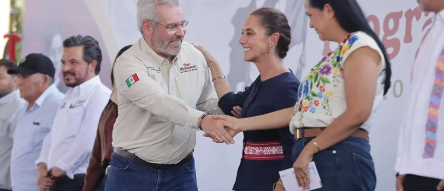 Evento oficial en Lázaro Cárdenas donde se presentan avances del Plan Michoacán en educación, salud e infraestructura con autoridades estatales y federales.