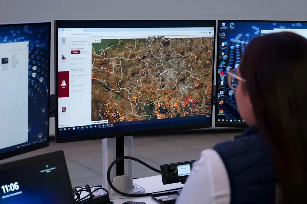 Sistemas de vigilancia ambiental satelital en Michoacán para proteger bosques, agua y recursos naturales.