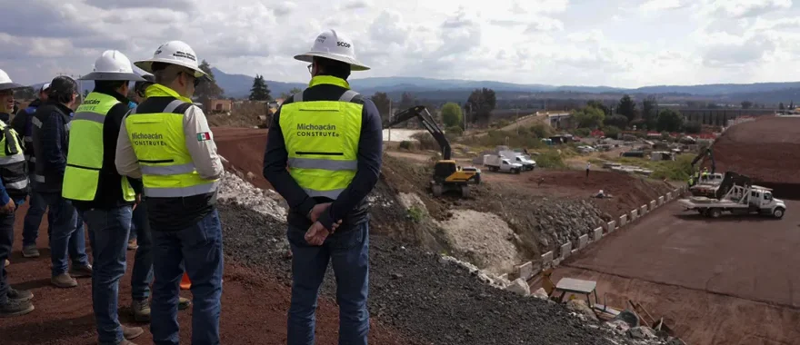Supervisión de obra del segundo anillo periférico de Morelia, infraestructura vial que conecta el poniente de la ciudad y mejora la movilidad en Michoacán.