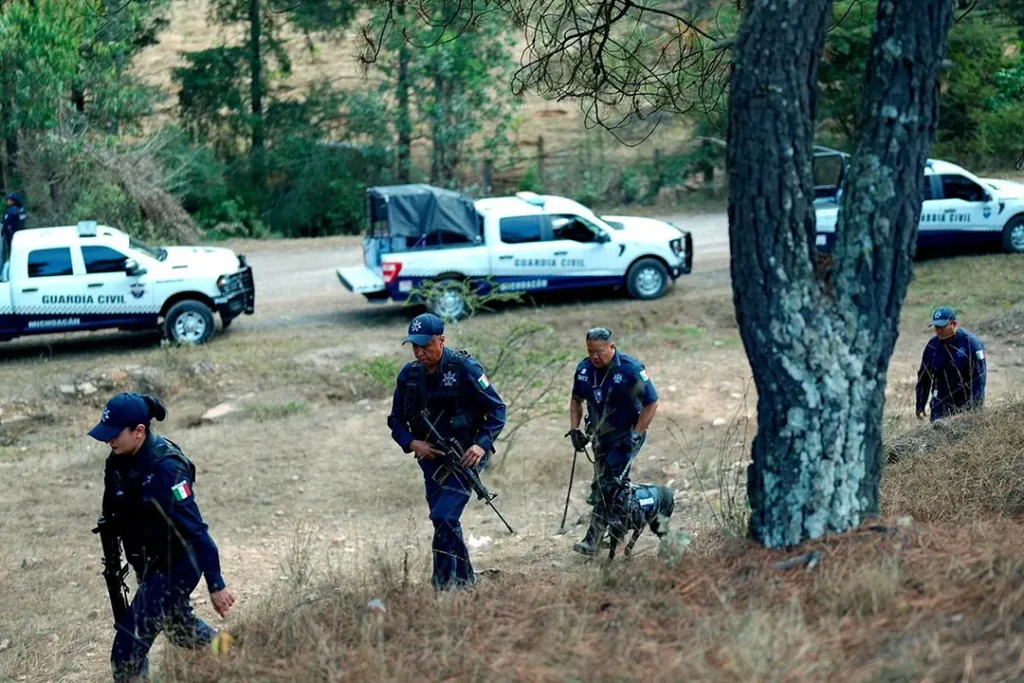 Guardia Civil de Michoacán realiza operativo de búsqueda de personas desaparecidas con apoyo de binomios caninos