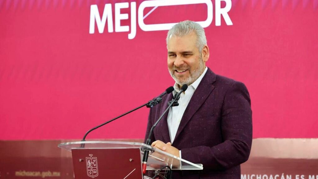 Gobernador Alfredo Ramírez Bedolla durante anuncio del registro para internet gratuito dirigido a estudiantes públicos en Michoacán.