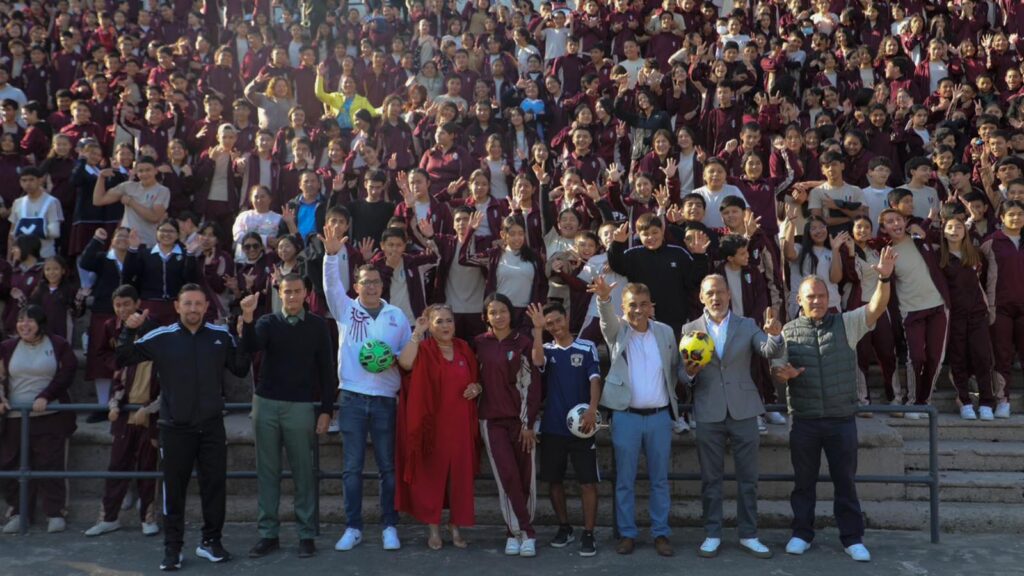 Estudiantes participan en el arranque del Mundialito Escolar en secundaria de Morelia.