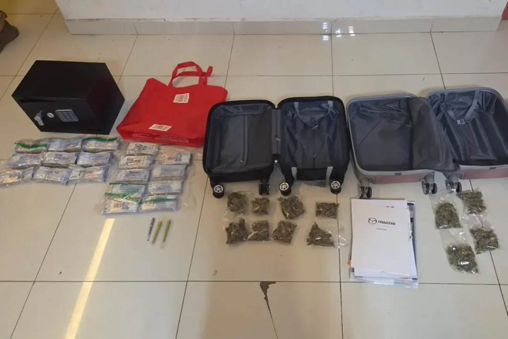 Dinero y droga asegurados por la Fiscalía de Michoacán durante cateo en Jacona como parte del Plan Michoacán.