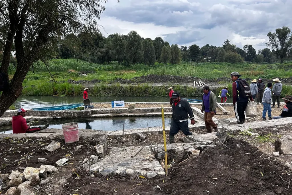 Limpieza y dragado en canales del lago de Pátzcuaro, Michoacán.