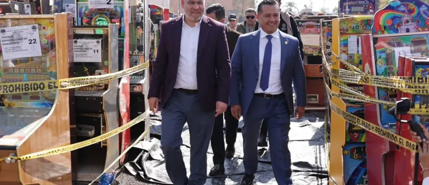 Destrucción de máquinas tragamonedas decomisadas durante operativo en Michoacán.