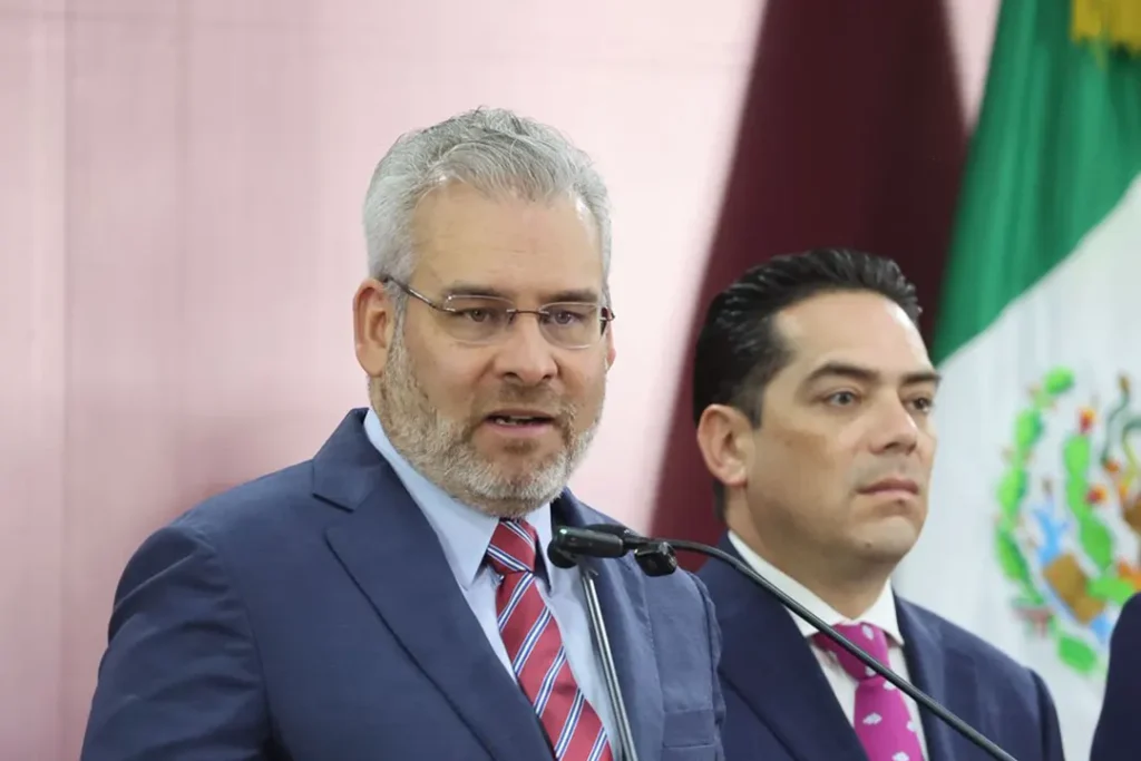 Puente elevado Paso La Hielera en Uruapan con carriles superiores abiertos a la circulación.