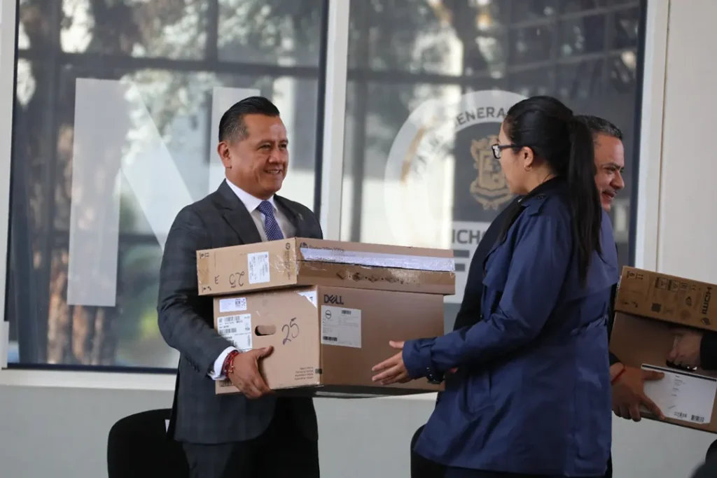 Carlos Torres Piña durante la entrega de equipos de cómputo para la modernización tecnológica de la FGE.