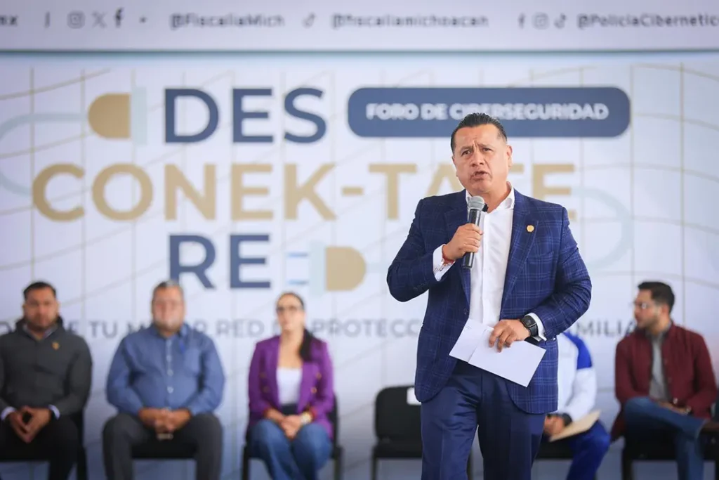 Fiscal de Michoacán encabeza foro de prevención digital con estudiantes y familias en Ario.