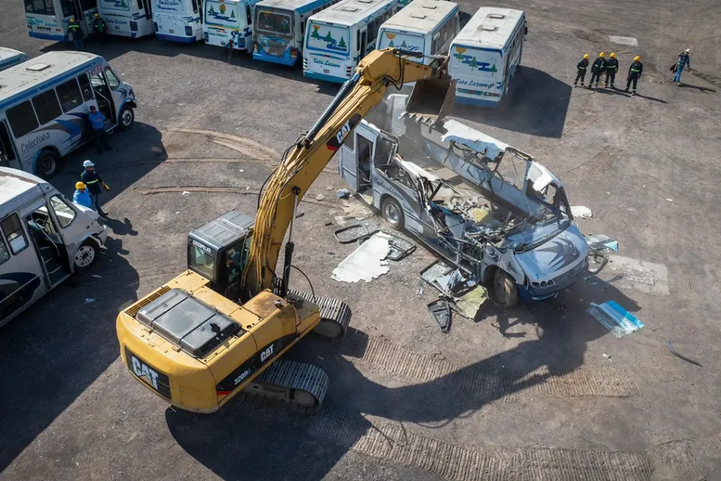 Chatarrización de autobuses antiguos en Uruapan como parte de la renovación del transporte público.
