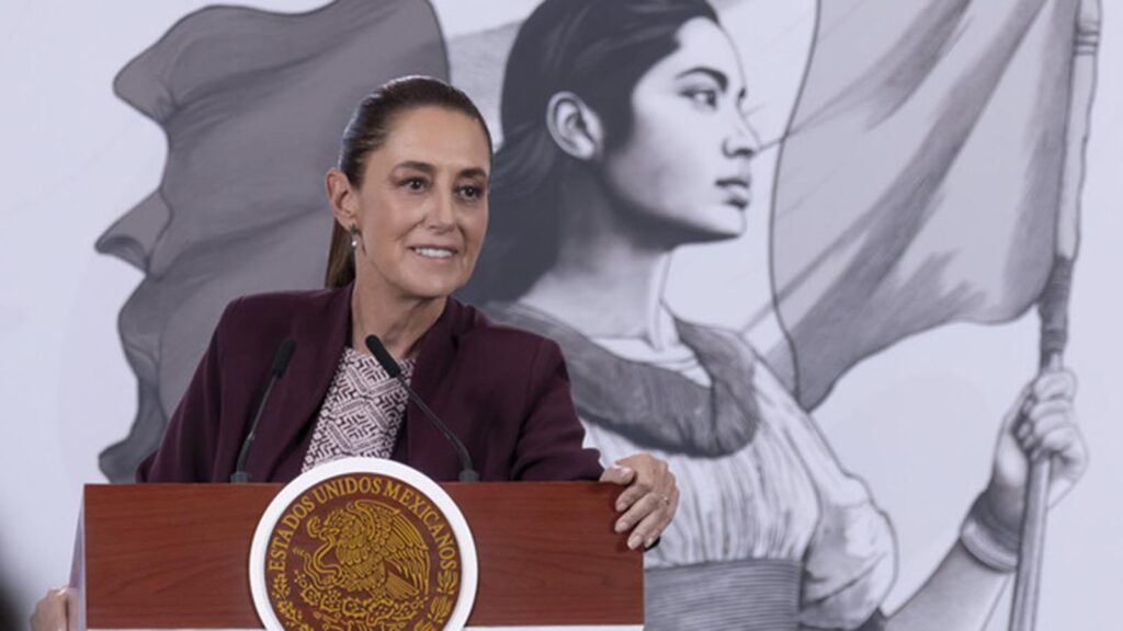 Claudia Sheinbaum durante conferencia matutina en Ciudad de México. Personal de salud aplica vacuna contra el sarampión en un centro de vacunación público.