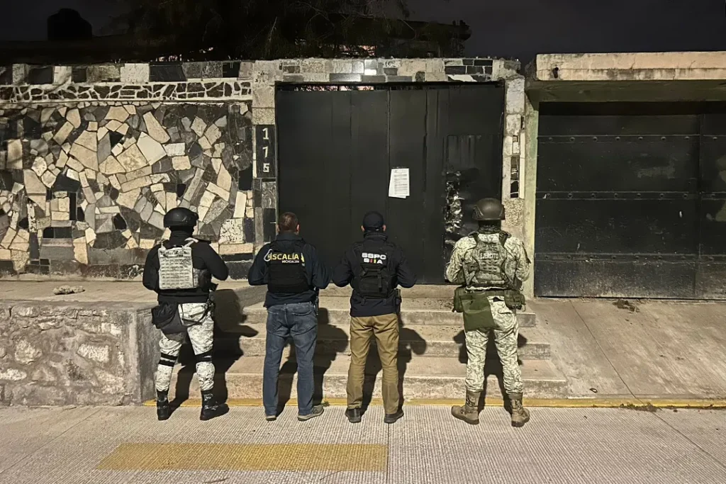 La Fiscalía General del Estado de Michoacán realizó tres cateos en Morelia que derivaron en el aseguramiento de más de mil 200 dosis de metanfetamina y la detención de ocho personas.