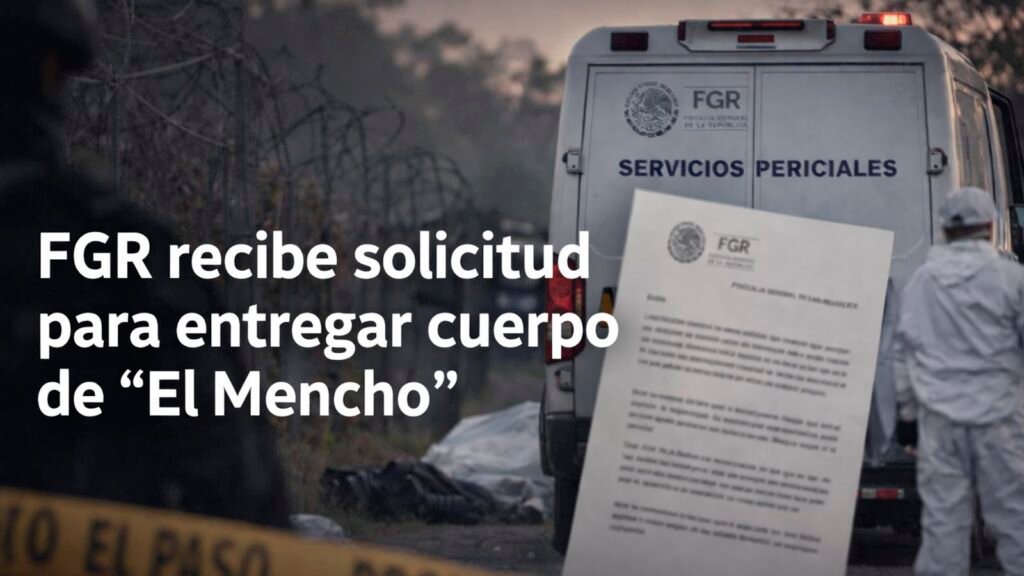 Unidad de Servicios Periciales de la FGR acordonada con cinta de “Prohibido el paso”, mientras un agente forense permanece junto al vehículo en una escena nocturna.