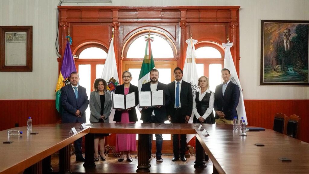 Raúl Zepeda Villaseñor durante la firma del acuerdo para inspecciones mensuales en notarías de Michoacán.
