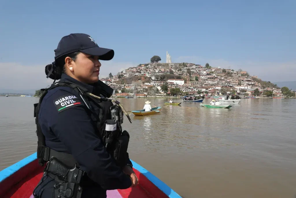 Patrullaje acuático de la Guardia Civil en el lago de Pátzcuaro para evitar la extracción ilegal de agua.