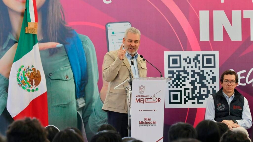 Alfredo Ramírez Bedolla durante asamblea en Cecytem Capula al anunciar el programa Data de internet gratuito para estudiantes de Michoacán.