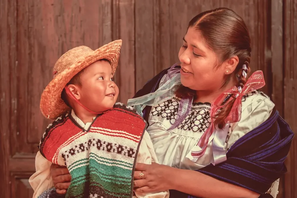 Indumentaria tradicional de Michoacán exhibida en La Huatápera durante el Tianguis de Domingo de Ramos.