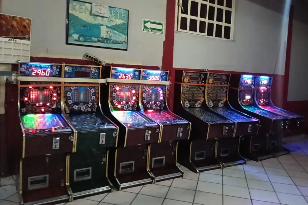 Aseguramiento de máquinas tragamonedas durante cateos realizados en Maravatío, Michoacán.