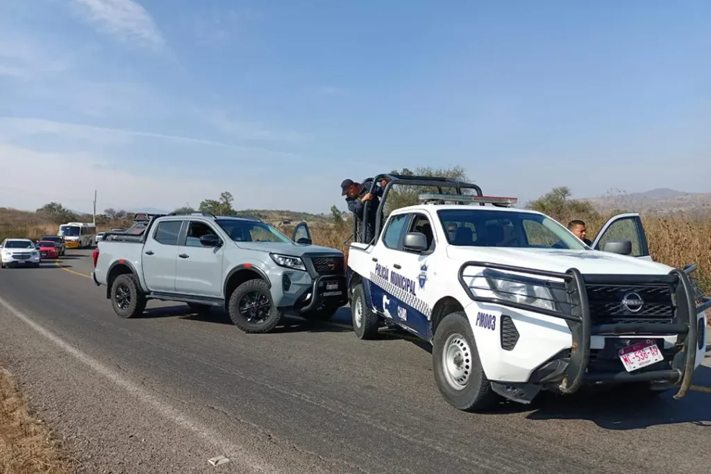Un operativo entre la Guardia Civil y el C5 Michoacán permitió recuperar en 10 minutos un vehículo robado en Charo y detener a dos personas armadas.
