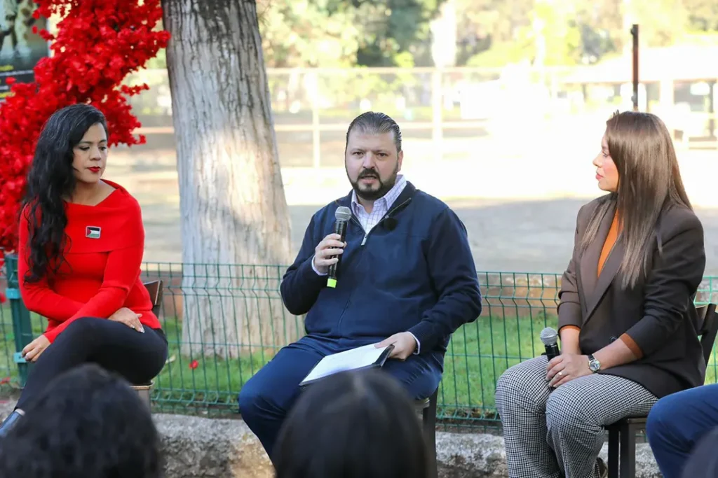 Parejas participan en jornada de bodas colectivas organizada por el Registro Civil de Michoacán.
