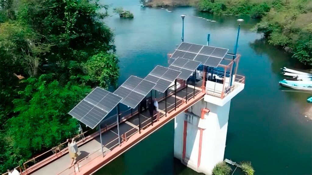 Trabajos de rehabilitación en el distrito de riego 098 de Lázaro Cárdenas realizados por Conagua para optimizar el suministro de agua agrícola.