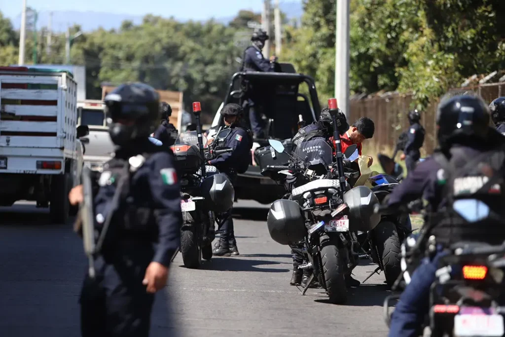 Policías del Grupo de Reacción Inmediata Motorizado en operativo de seguridad en Michoacán.