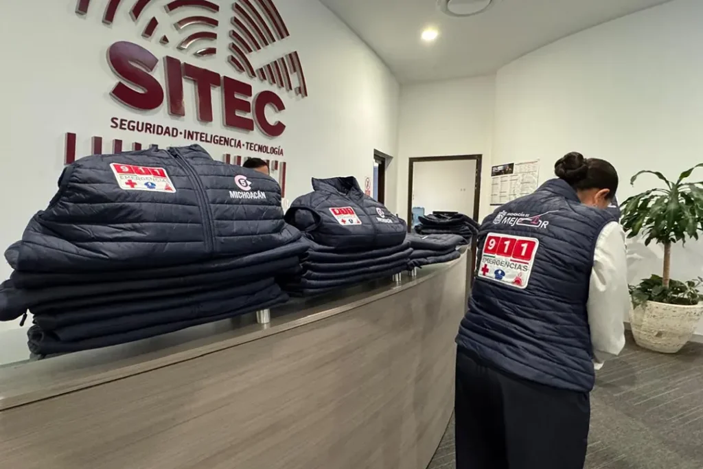 Entrega de radios digitales y equipo tecnológico al C5 Michoacán por parte de la Secretaría de Seguridad Pública.