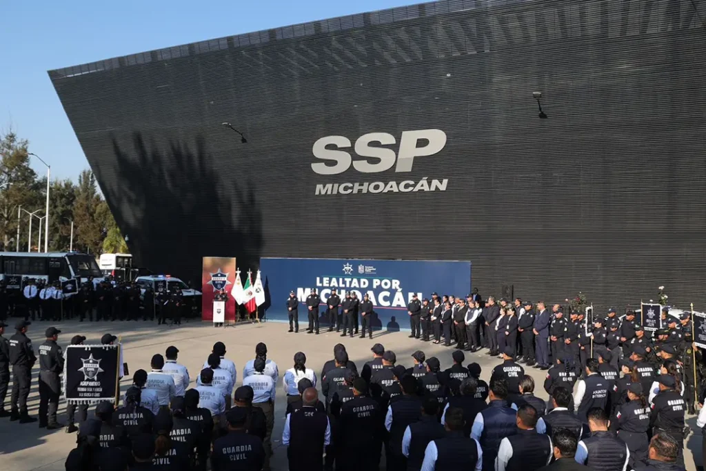 Ceremonia de reconocimiento a agentes de investigación de la SSP por detenciones de alto impacto en Michoacán.