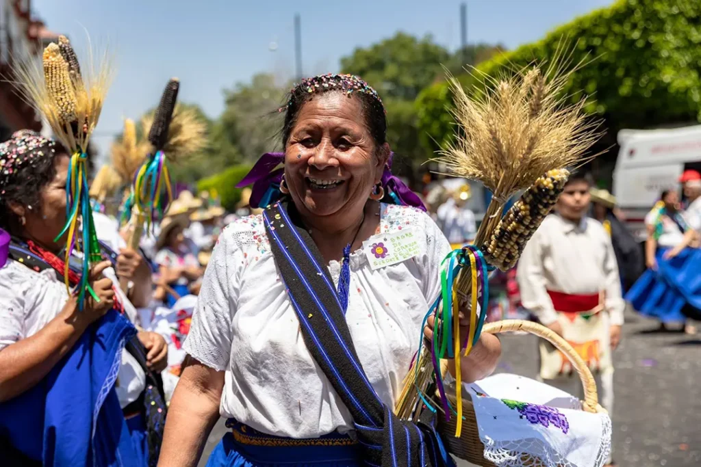 Artesanos de Michoacán ofrecen piezas tradicionales durante el Tianguis Artesanal de Domingo de Ramos en Uruapan.