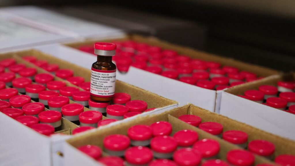 Personal de salud aplica vacuna contra sarampión en jornada organizada por la SSM en Morelia.