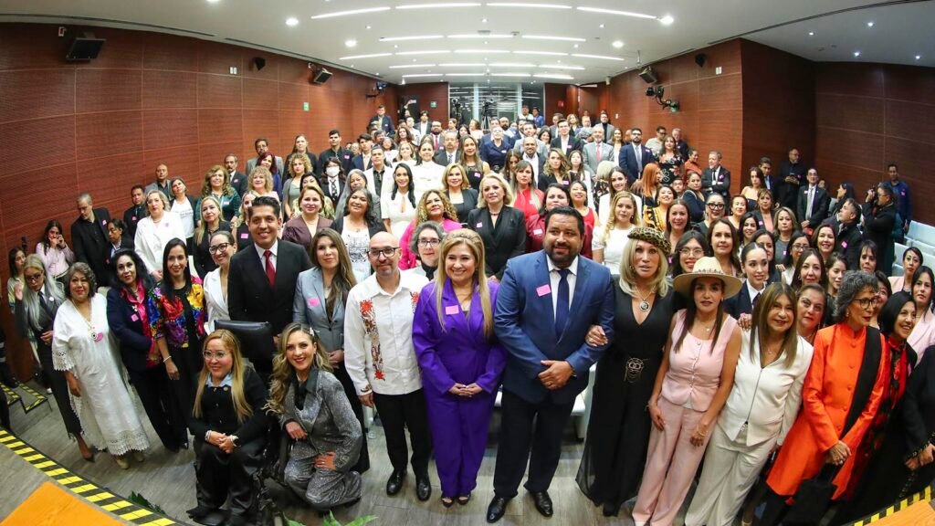 Senado reconoce a 100 mujeres