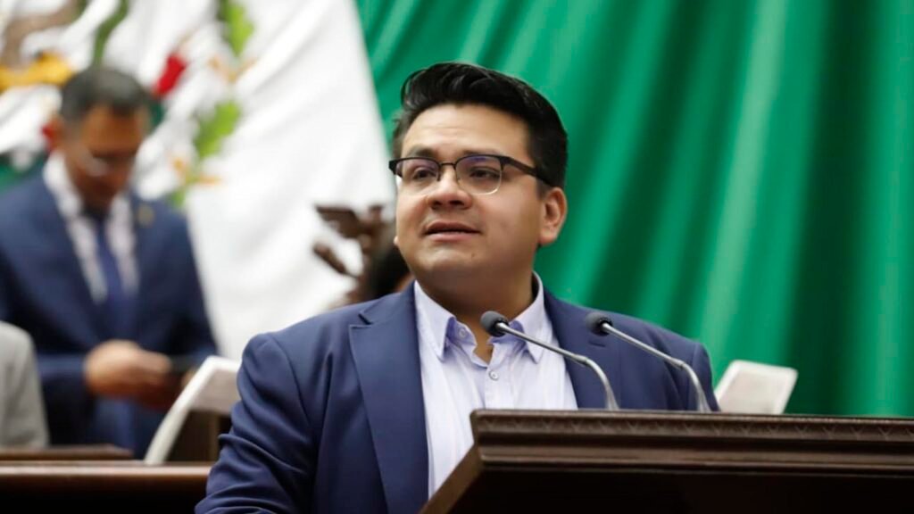 Diputado Toño Carreño durante presentación de iniciativa en el Congreso de Michoacán