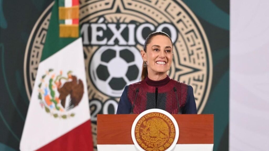 Claudia Sheinbaum durante un acto público relacionado con proyectos de infraestructura y deporte comunitario vinculados al programa Mundial Social y la construcción de canchas rumbo al Mundial 2026.