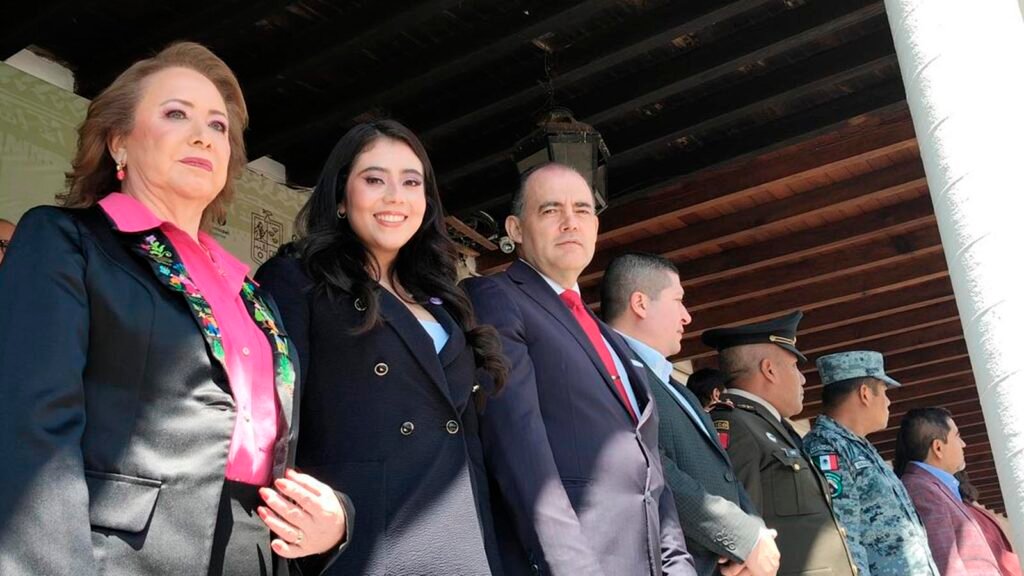 Integrantes del presidium durante la conmemoración del aniversario del Primer Supremo Tribunal de Justicia para la América Mexicana en Ario de Rosales, entre ellos el diputado Baltazar Gaona.