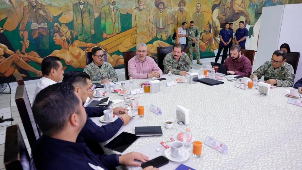 Alfredo Ramírez Bedolla encabeza mesa de seguridad con autoridades federales y estatales en Apatzingán